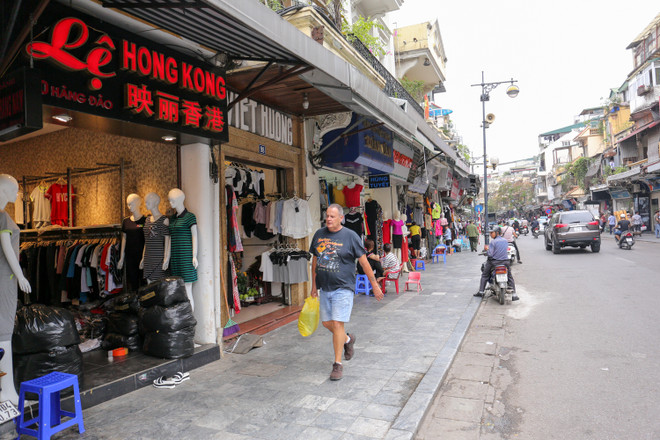 Tình trạng lấn chiếm vỉa hè tái diễn trên nhiều tuyến phố của Hà Nội ảnh 4