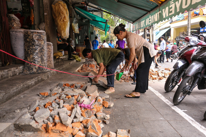 Tình trạng lấn chiếm vỉa hè tái diễn trên nhiều tuyến phố của Hà Nội ảnh 6