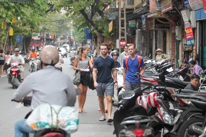 Tình trạng lấn chiếm vỉa hè tái diễn trên nhiều tuyến phố của Hà Nội ảnh 13