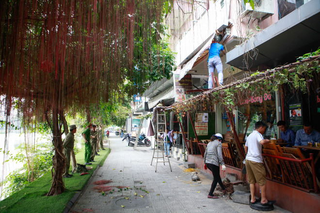 Tình trạng lấn chiếm vỉa hè tái diễn trên nhiều tuyến phố của Hà Nội ảnh 14