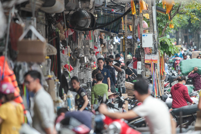 Tình trạng lấn chiếm vỉa hè tái diễn trên nhiều tuyến phố của Hà Nội ảnh 12