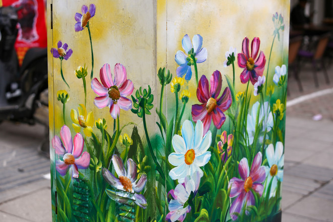 Thay 'áo' mới cho những bốt điện 'vô hồn' ở Hà Nội ảnh 15