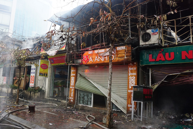 Hà Nội: Cháy lớn sáng mùng 4 Tết, 6 kiosk bị thiêu rụi ảnh 1