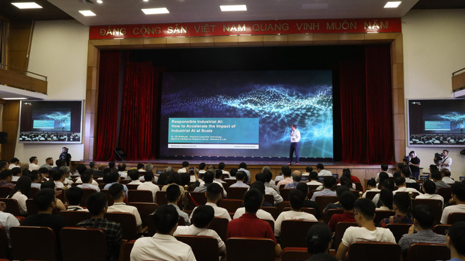 Toàn cảnh phiên trọng thể Ngày hội Trí tuệ nhân tạo Việt Nam 2019. (Ảnh: Minh Sơn/Vietnam+) Phó Thủ tướng Vũ Đức Đam: AI là thời cơ lớn phải tận dụng ảnh 3