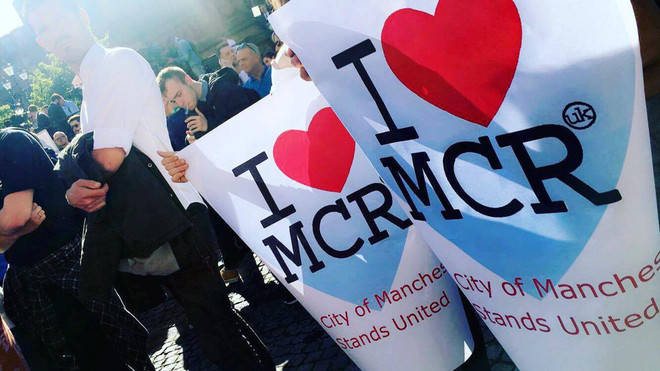 Biển người dự lễ tưởng niệm các nạn nhân vụ khủng bố tại Manchester ảnh 11