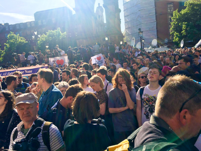 Biển người dự lễ tưởng niệm các nạn nhân vụ khủng bố tại Manchester ảnh 2