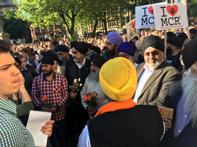 Biển người dự lễ tưởng niệm các nạn nhân vụ khủng bố tại Manchester ảnh 14