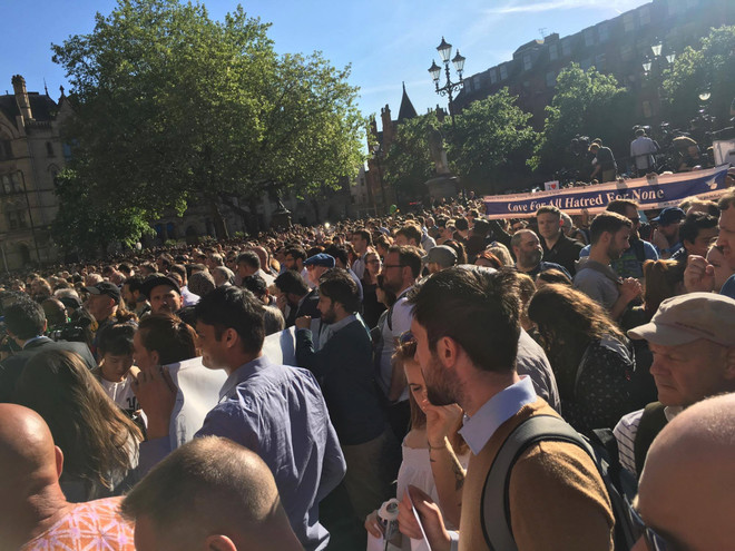 Biển người dự lễ tưởng niệm các nạn nhân vụ khủng bố tại Manchester ảnh 6