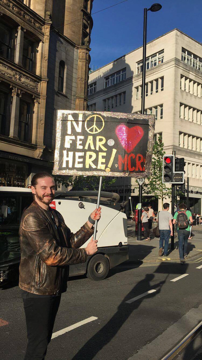 Biển người dự lễ tưởng niệm các nạn nhân vụ khủng bố tại Manchester ảnh 9