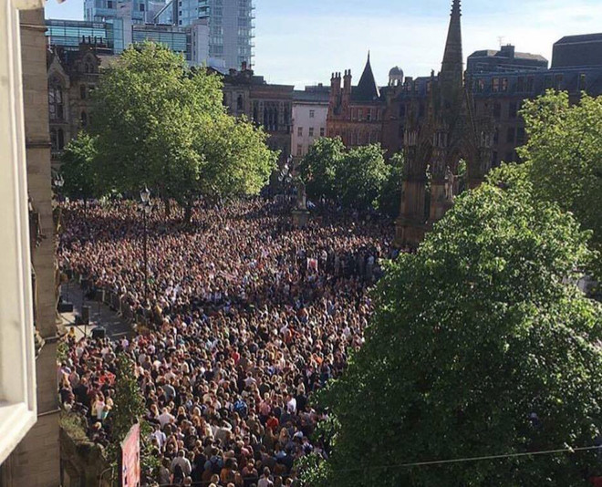 Biển người dự lễ tưởng niệm các nạn nhân vụ khủng bố tại Manchester ảnh 1