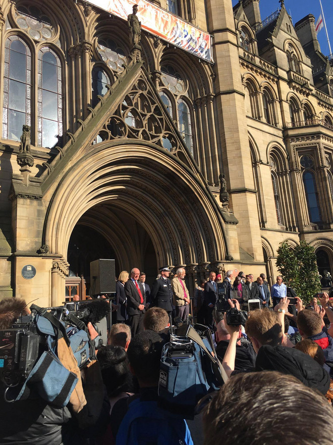 Biển người dự lễ tưởng niệm các nạn nhân vụ khủng bố tại Manchester ảnh 4