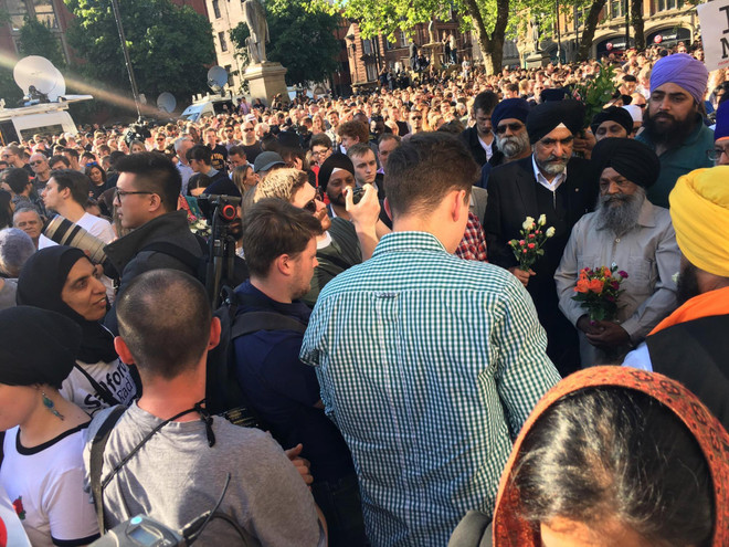 Biển người dự lễ tưởng niệm các nạn nhân vụ khủng bố tại Manchester ảnh 15