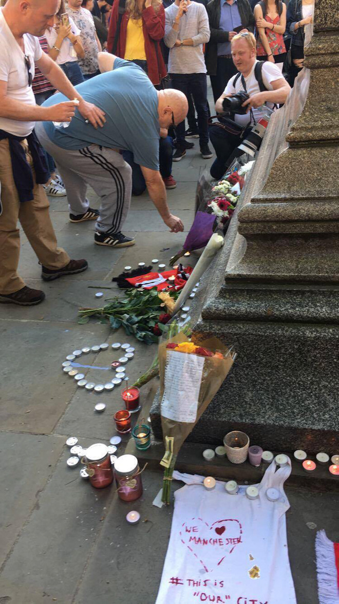 Biển người dự lễ tưởng niệm các nạn nhân vụ khủng bố tại Manchester ảnh 8