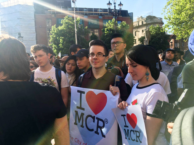Biển người dự lễ tưởng niệm các nạn nhân vụ khủng bố tại Manchester ảnh 10