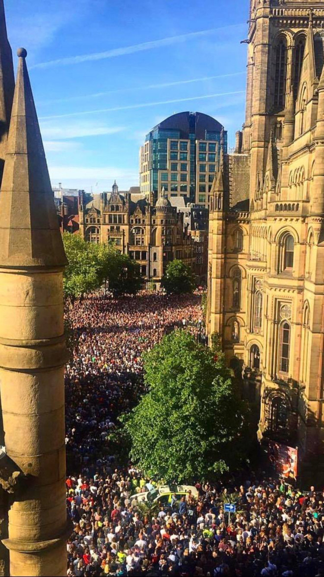 Biển người dự lễ tưởng niệm các nạn nhân vụ khủng bố tại Manchester ảnh 5