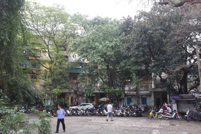 Bãi trông giữ xe không phép 12 năm "nuốt gọn" sân chung giữa Hà Nội ảnh 2