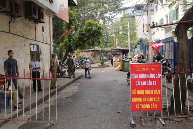 Bãi trông giữ xe không phép 12 năm "nuốt gọn" sân chung giữa Hà Nội ảnh 3