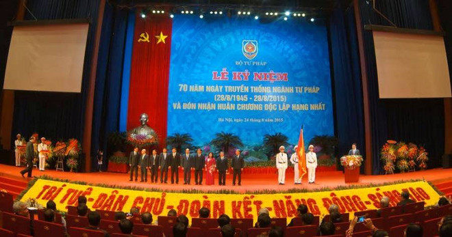 Ngành Tư pháp vinh dự nhận Huân chương Độc lập hạng Nhất. (Ảnh: Sơn Bách/Vietnam+) Ngành Tư pháp đón nhận Huân chương Độc lập hạng Nhất ảnh 1