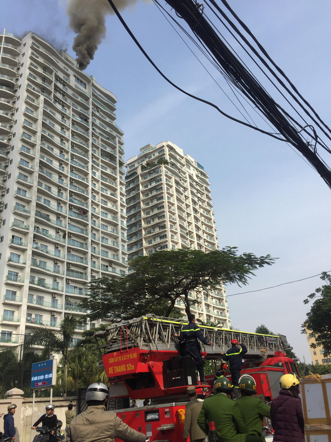 (Ảnh:PV/Vietnam+) Hà Nội: Cháy lớn tại Chung cư cao cấp Golden Westlake ảnh 5