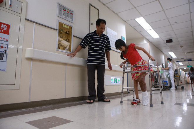 Bài 7: Cô bé "chân voi" - Đường về nhà không còn xa ảnh 2