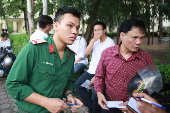 Thí sinh khuyết tật được chăm sóc chu đáo trước môn thi đầu tiên ảnh 9