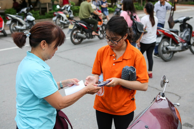 Thí sinh khuyết tật được chăm sóc chu đáo trước môn thi đầu tiên ảnh 14