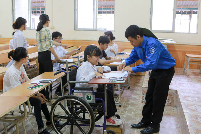 Thí sinh khuyết tật được chăm sóc chu đáo trước môn thi đầu tiên ảnh 2