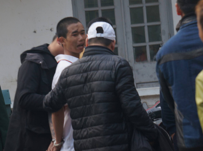 Hà Nội: Khống chế thanh niên 17 giờ cố thủ trên nóc nhà 4 tầng ảnh 1