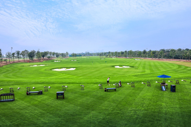 Hàng trăm người trải nghiệm sân tập golf 5 sao đầu tiên ở Hà Nội ảnh 8