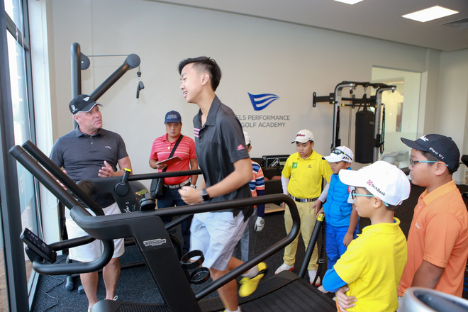 Hàng trăm người trải nghiệm sân tập golf 5 sao đầu tiên ở Hà Nội ảnh 10