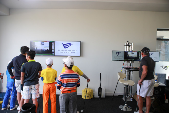 Hàng trăm người trải nghiệm sân tập golf 5 sao đầu tiên ở Hà Nội ảnh 9