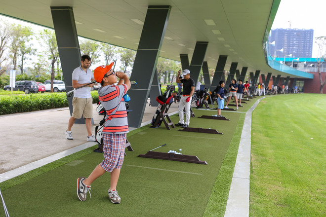 Hàng trăm người trải nghiệm sân tập golf 5 sao đầu tiên ở Hà Nội ảnh 3