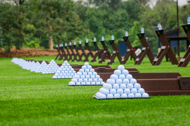Hàng trăm người trải nghiệm sân tập golf 5 sao đầu tiên ở Hà Nội ảnh 7