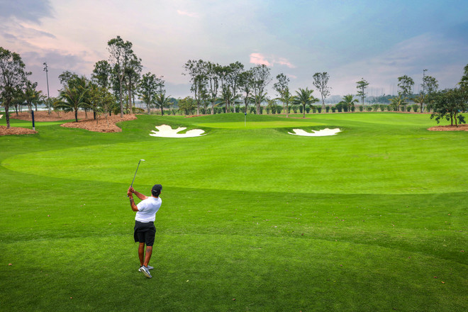 Hàng trăm người trải nghiệm sân tập golf 5 sao đầu tiên ở Hà Nội ảnh 12