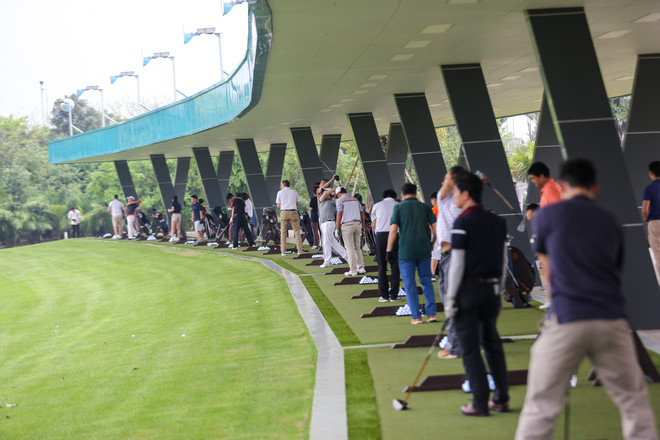 Hàng trăm người trải nghiệm sân tập golf 5 sao đầu tiên ở Hà Nội ảnh 2
