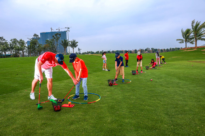Hàng trăm người trải nghiệm sân tập golf 5 sao đầu tiên ở Hà Nội ảnh 6