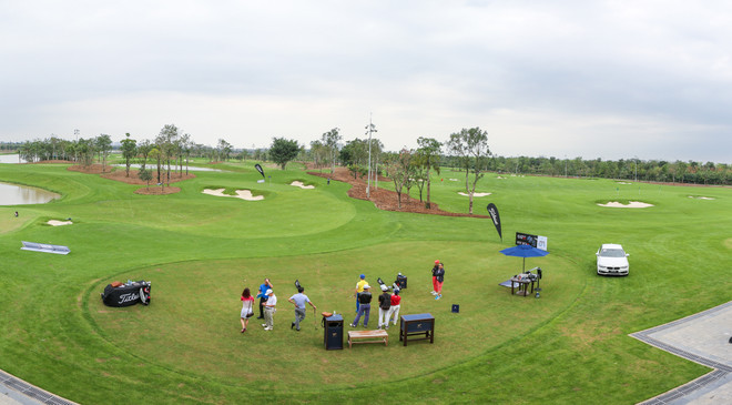 Hàng trăm người trải nghiệm sân tập golf 5 sao đầu tiên ở Hà Nội ảnh 4