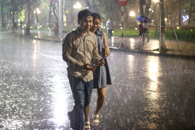 Hà Nội: Người dân trên phố đi bộ chạy tan tác dưới cơn mưa lớn ảnh 10