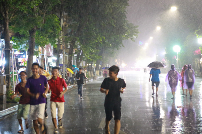 Hà Nội: Người dân trên phố đi bộ chạy tan tác dưới cơn mưa lớn ảnh 6