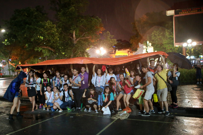 Hà Nội: Người dân trên phố đi bộ chạy tan tác dưới cơn mưa lớn ảnh 8