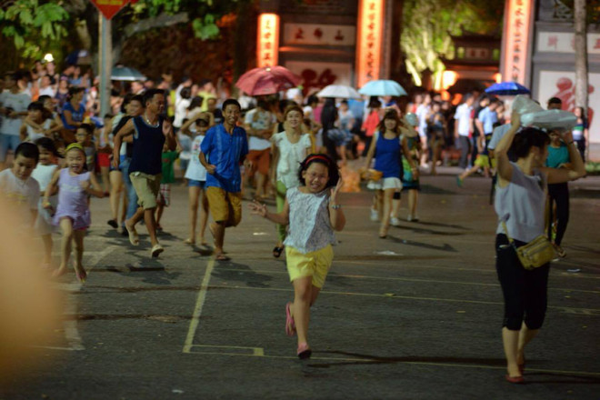 Hà Nội: Người dân trên phố đi bộ chạy tan tác dưới cơn mưa lớn ảnh 1