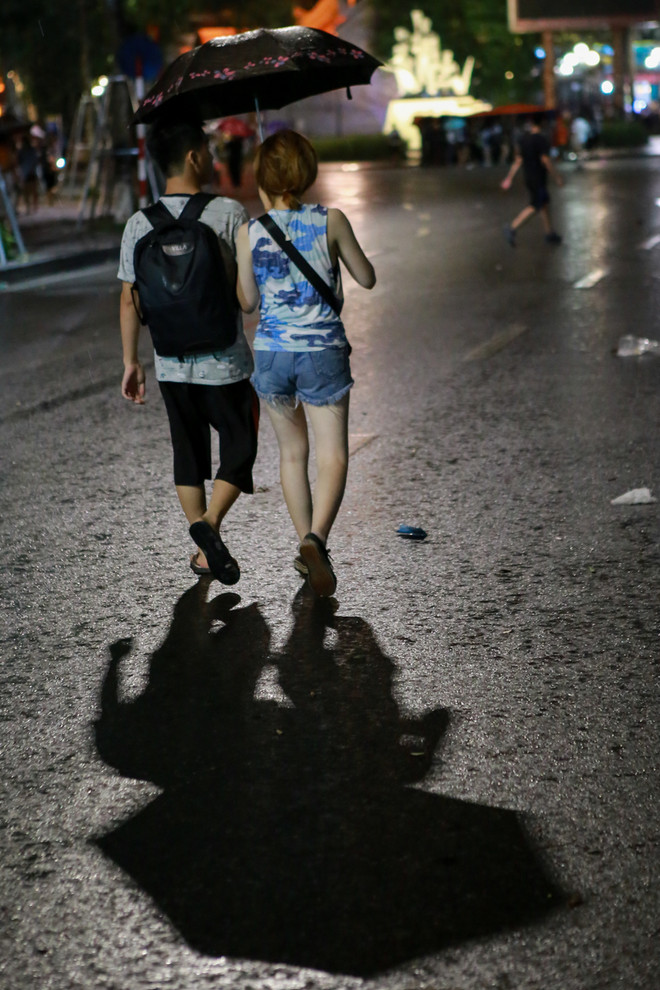 Hà Nội: Người dân trên phố đi bộ chạy tan tác dưới cơn mưa lớn ảnh 4