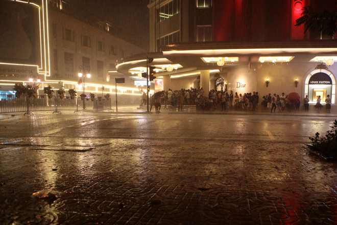 Hà Nội: Người dân trên phố đi bộ chạy tan tác dưới cơn mưa lớn ảnh 2