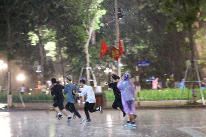 Hà Nội: Người dân trên phố đi bộ chạy tan tác dưới cơn mưa lớn ảnh 5