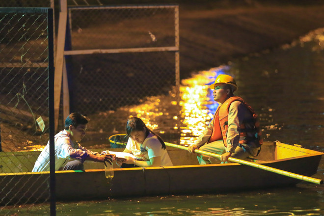 Chạy 8 máy sục ôxy, khẩn cấp làm sạch hồ Hoàng Cầu trong đêm ảnh 10