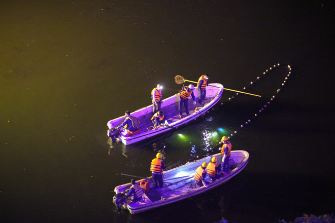 Chạy 8 máy sục ôxy, khẩn cấp làm sạch hồ Hoàng Cầu trong đêm ảnh 6