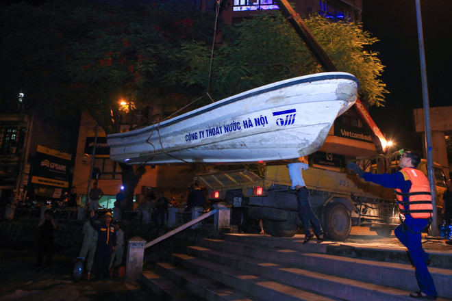 Chạy 8 máy sục ôxy, khẩn cấp làm sạch hồ Hoàng Cầu trong đêm ảnh 3