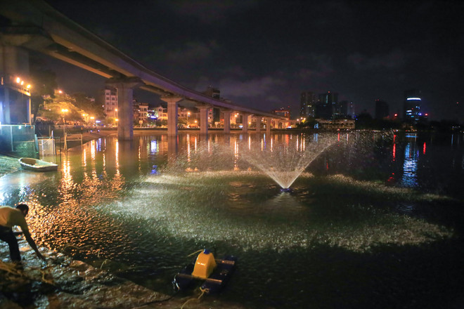 Chạy 8 máy sục ôxy, khẩn cấp làm sạch hồ Hoàng Cầu trong đêm ảnh 15