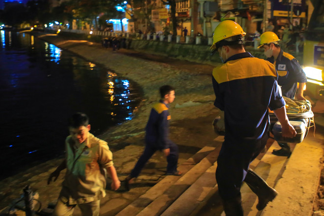 Chạy 8 máy sục ôxy, khẩn cấp làm sạch hồ Hoàng Cầu trong đêm ảnh 14