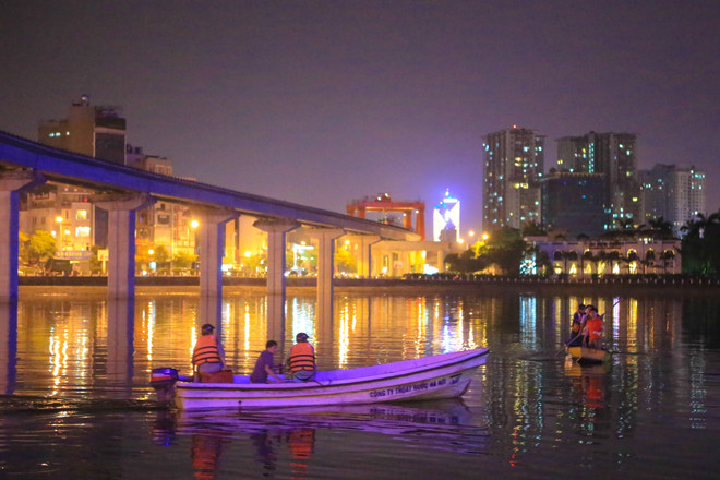 Chạy 8 máy sục ôxy, khẩn cấp làm sạch hồ Hoàng Cầu trong đêm ảnh 5